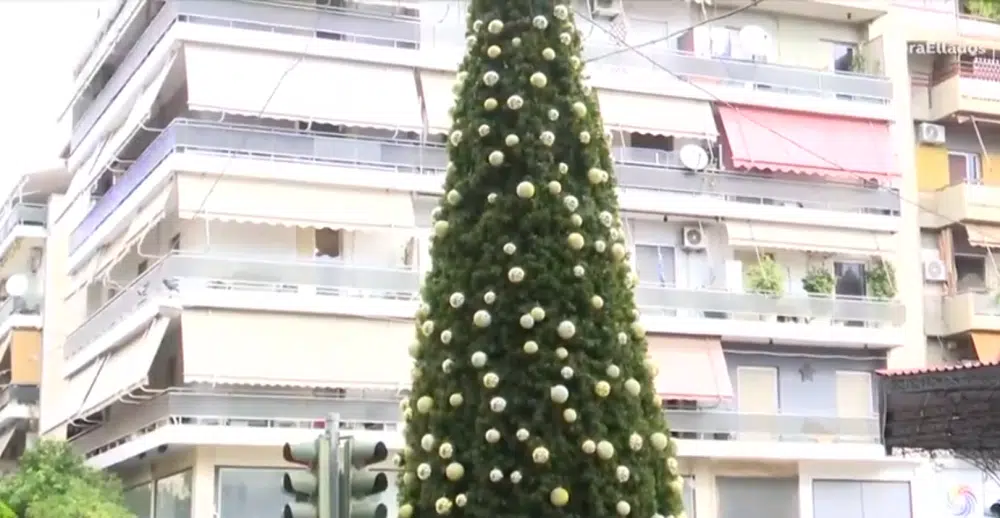 Σεπόλια: Έκλεψαν στολίδια από το χριστουγεννιάτικο δέντρο (ΒΙΝΤΕΟ)