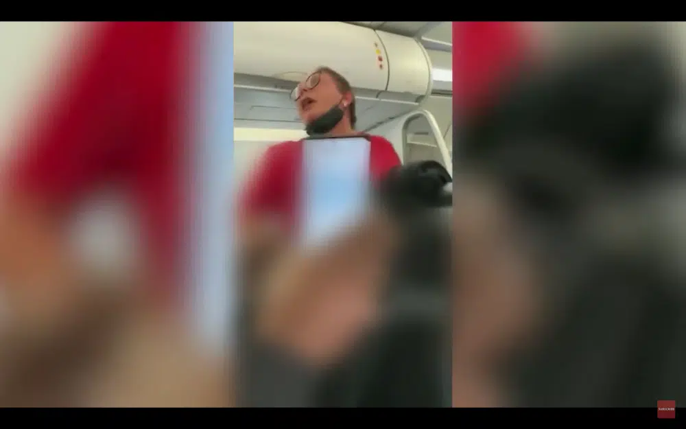 ΗΠΑ: Επιβάτης ούρησε, εν μέσω πτήσης, στον διάδρομο του αεροπλάνου