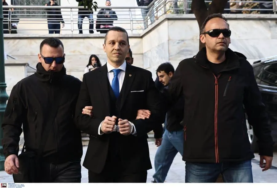 Ηλίας Κασιδιάρης: Ορκίστηκε μόνος του με χειροπέδες και συνοδεία αστυνομικών στο δημαρχείο