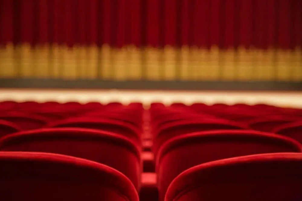 ΔΥΠΑ: Δωρεάν εισιτήριο για θέατρο - Ποιοι είναι οι δικαιούχοι & πότε ξεκινούν οι αιτήσεις