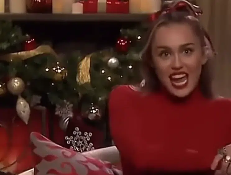 Όταν η Miley Cyrus ερμήνευσε τη φεμινιστική εκδοχή του «Santa Baby»