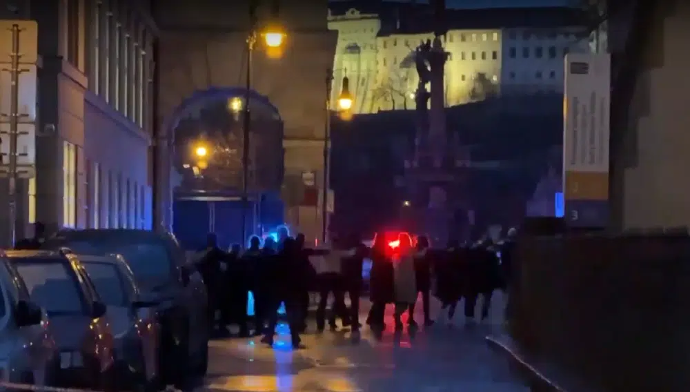 Πράγα: «Ο δράστης αυτοκτόνησε» ενώ βρισκόταν σε αστυνομικό κλοιό