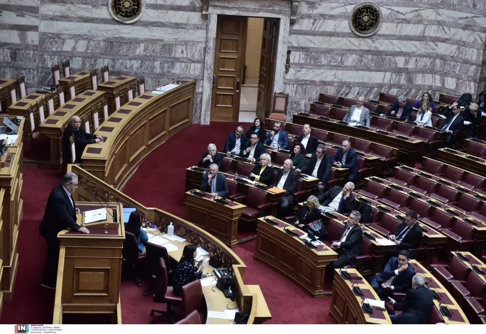 Βουλή: Ο Νατσιός ανέγνωσε την απόφαση της Ιεράς Συνόδου για τα ομόφυλα ζευγάρια