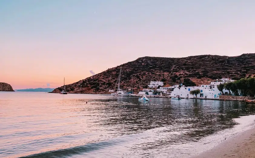 Η Vogue αναδεικνύει τα 11 καλύτερα ταξιδιωτικά μέρη για το 2024 - Ανάμεσά τους ένα ελληνικό νησί