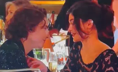 Χρυσές Σφαίρες 2024: To viral στιγμιότυπο που η Κάιλι Τζένερ και ο Τιμοτέ Σαλαμέ ανταλλάσσουν τρυφερά φιλιά