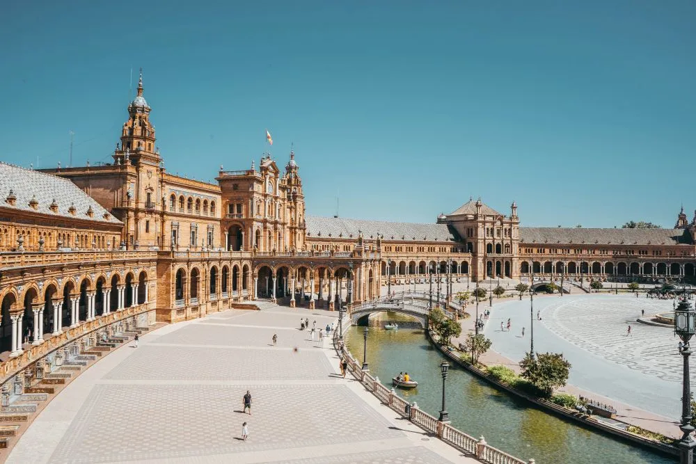 Ισπανία: Ποια πόλη σχεδιάζει να βάλει εισιτήριο στους επισκέπτες διάσημης πλατείας της