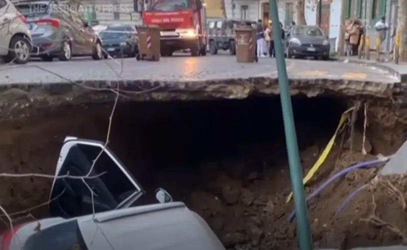 Νάπολη: Τεράστια τρύπα «κατάπιε» αυτοκίνητα - Δύο τραυματίες