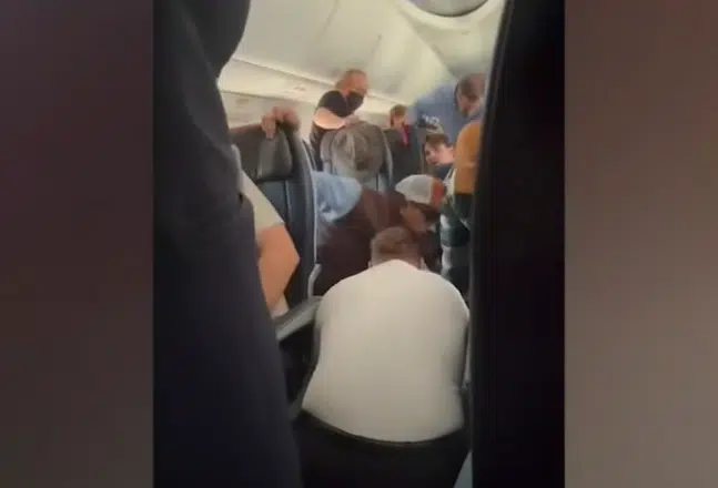 American Airlines: Επιβάτης επιχείρησε να ανοίξει την πόρτα αεροπλάνου εν ώρα πτήσης