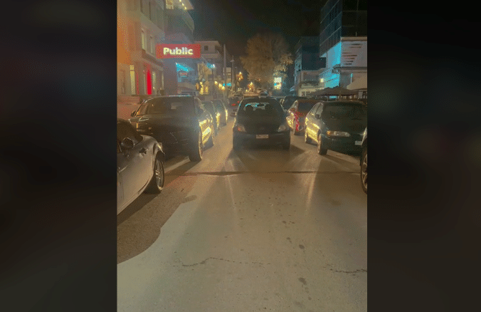 Το πιο viral παρκάρισμα στην Αθήνα: Το άφησε στη μέση του δρόμου και εξαφανίστηκε
