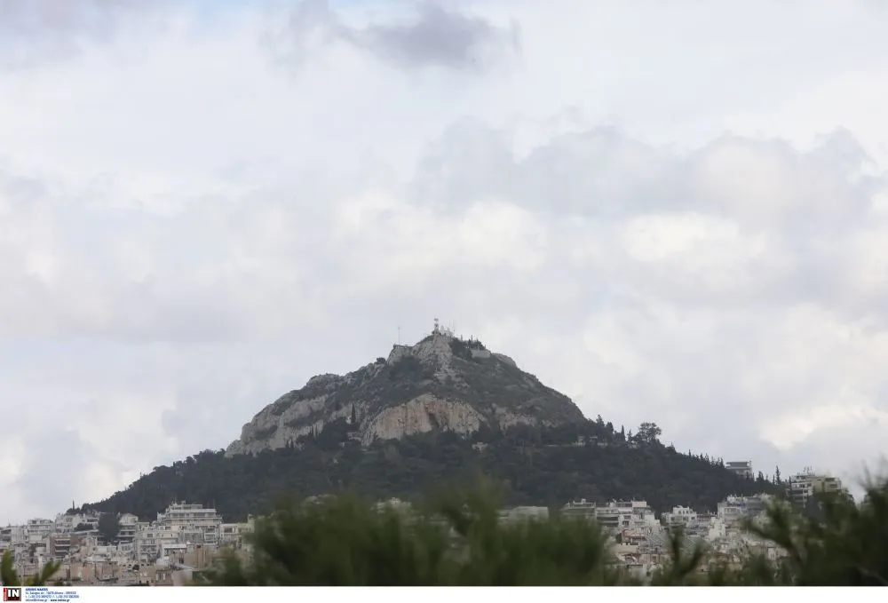 Κακοκαιρία: Δυνατές καταιγίδες σαρώνουν την Αθήνα - Πώς θα εξελιχθεί ο καιρός