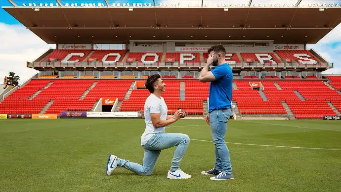 Αυστραλία: Ο πρώτος ανοιχτά ομοφυλόφιλος ποδοσφαιριστής έκανε πρότασή γάμου στον σύντροφό του στο γήπεδο