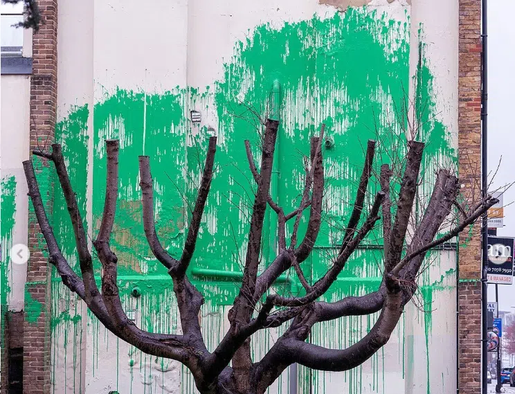 Banksy: Έντυσαν με πλαστικό την τοιχογραφία του στο Λονδίνο