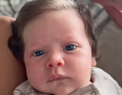 To νεογέννητο μωρό με τα πυκνά μαλλιά που έγινε viral