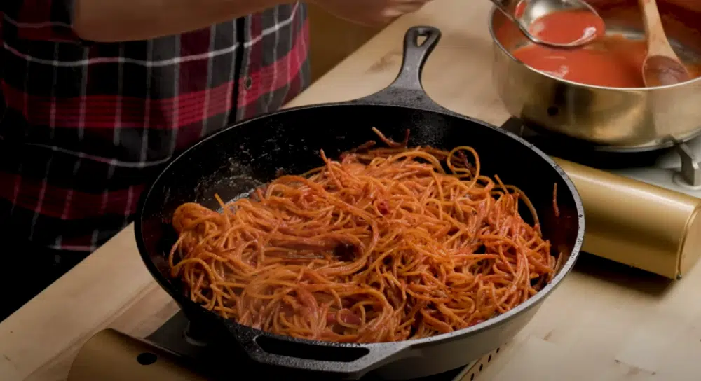 Assassin's Spaghetti: Tα viral μακαρόνια του TikTok που μπορεί να είναι καμένα αλλά η γεύση τους τα «σπάει»