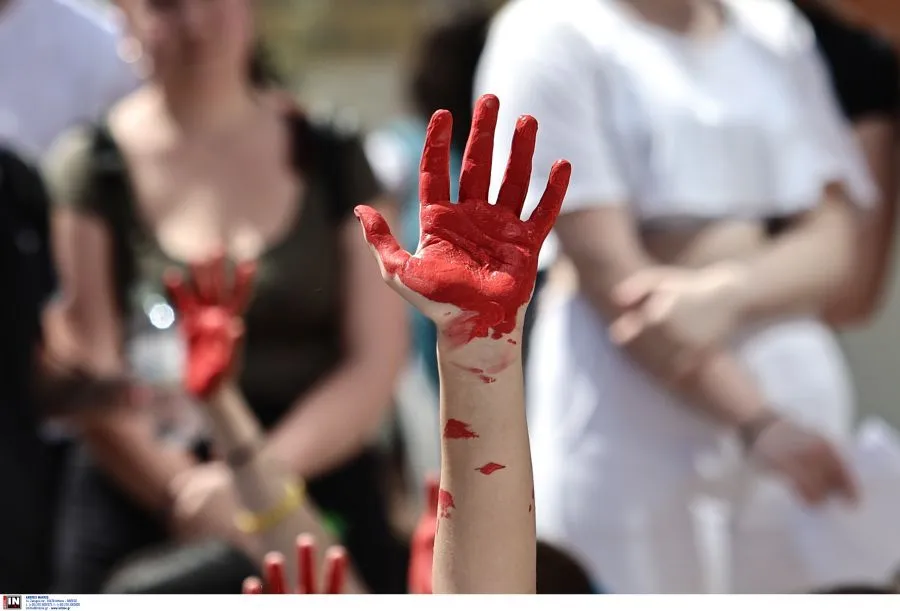 Μουσικό Σχολείο Ιλίου: Διαμαρτυρία των μαθητών έξω από το ΑΤ Αγίων Αναργύρων για τη γυναικοκτονία της Κυριακής