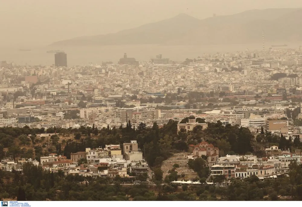 Η Αφρικάνική σκόνη κάλυψε όλη την Αθήνα - Απίστευτες εικόνες (pic)