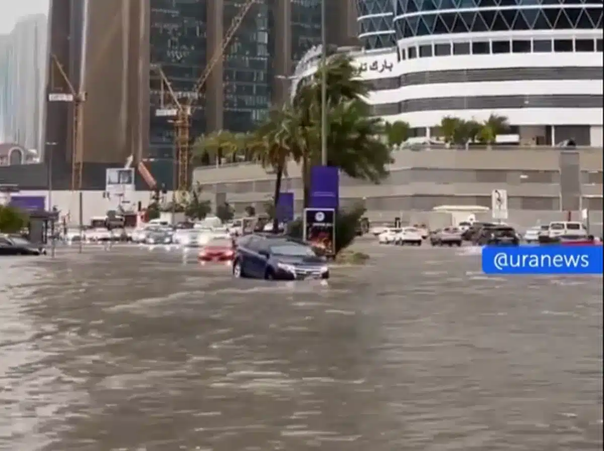 Πλημμύρες στο Ντουμπάι: «Μείνετε μακριά από το αεροδρόμιο αν δεν είναι απαραίτητο»