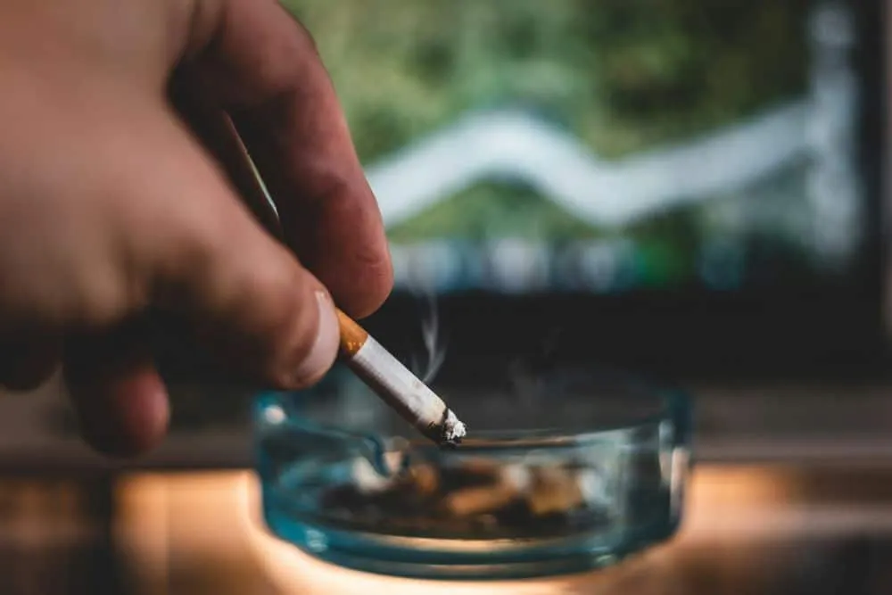 Έρευνα: Το παθητικό κάπνισμα συνδέεται με την εμφάνιση κολπικής μαρμαρυγής