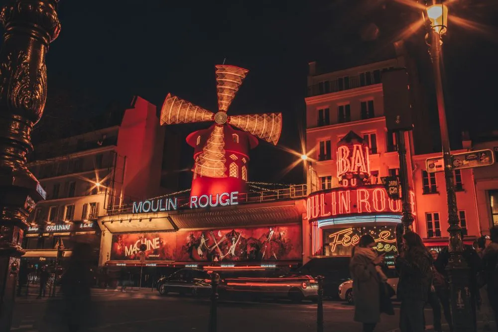 Παρίσι: Έπεσαν τα φτερά του Moulin Rouge - Άγνωστη η αιτία