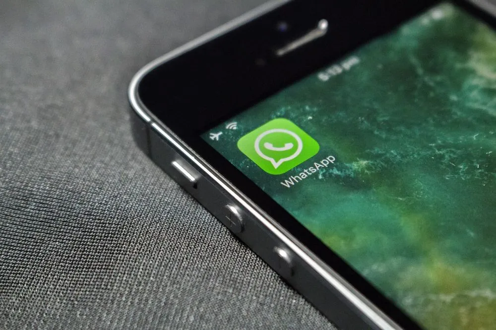 Η Κίνα «σβήνει» το WhatsApp και το Threads από τα iPhone για λόγους ασφαλείας