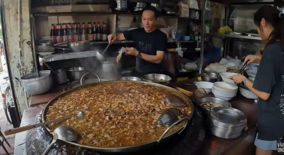 Ταϊλάνδη: Εστιατόριο σερβίρει σούπα 50 ετών - Τα «μυστικά» του viral ζωμού