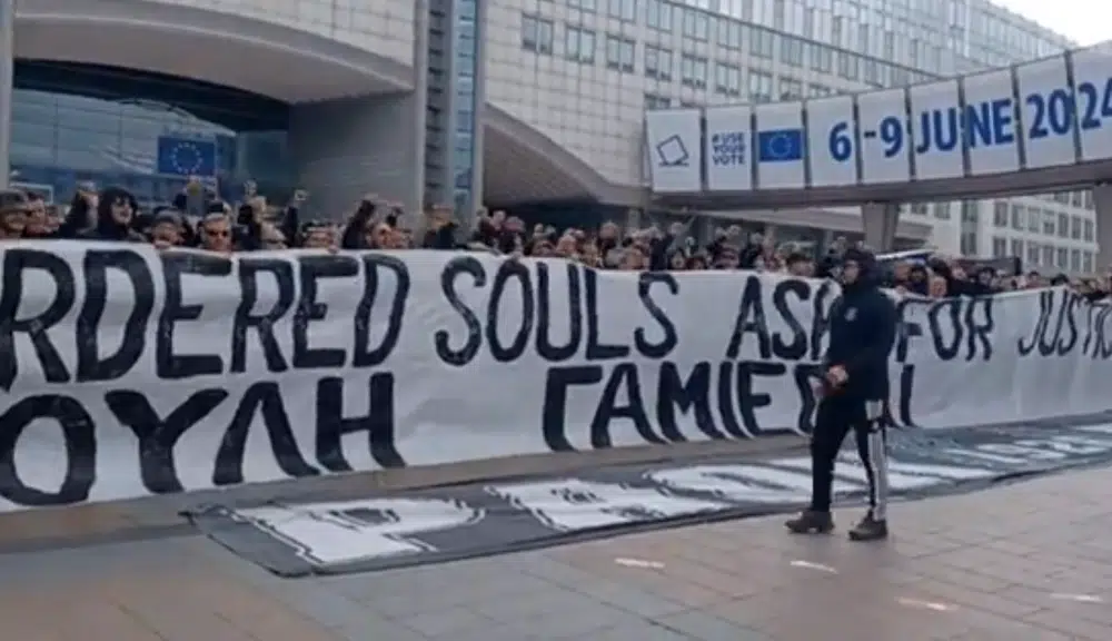 ΠΑΟΚ: Οπαδοί της ομάδας φώναξαν συνθήματα και σήκωσαν πανό για τα Τέμπη στο Ευρωκοινοβούλιο