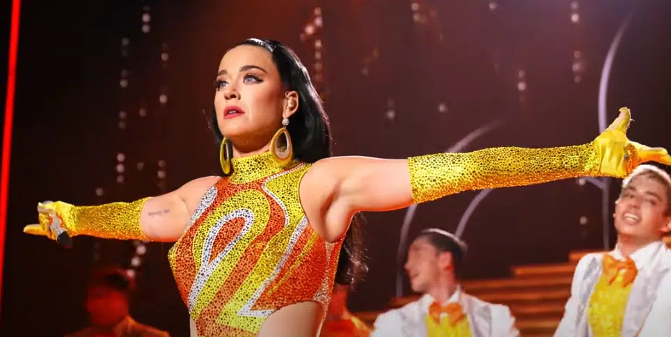 Katy Perry: Στο Coachella με μπλούζα Legolas