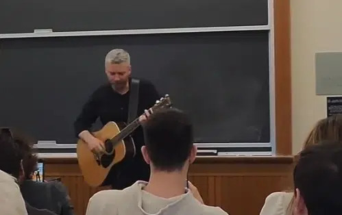 Αλκίνοος Ιωαννίδης: Τραγούδησε τον «Προσκυνητή» στο Πανεπιστήμιο Columbia